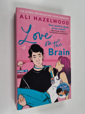 Ali Hazelwood : Love on the brain