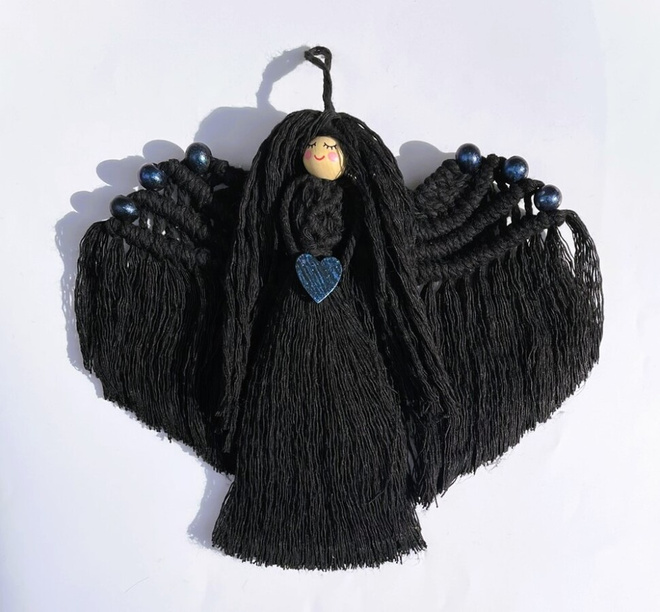 Makramee enkeli Musta- 20 cm x 19 cm