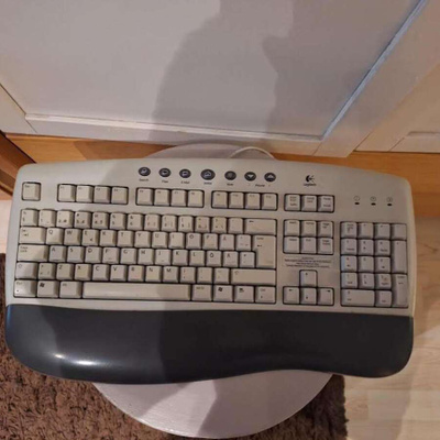 Tietokoneen Logitech-näppäimistö kaiuttimet ja hiiri