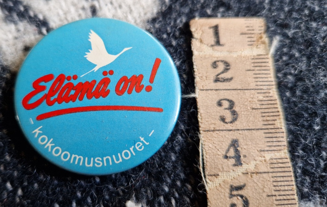 Elämä on .kokoomusnuoret vintage rintamerkki 1980-luvulta
