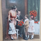 Lapset tulevat onnittelemaan äitiä, vanha väripk, p. 1922 - pikkukuva 1