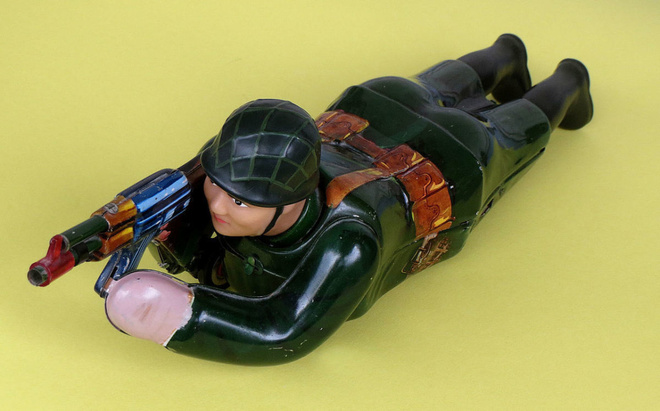 Vanha peltisotilas. China Tin Toy