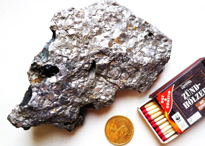 Mineraali puolijalokivi kivi WISMUT Pala 844g
