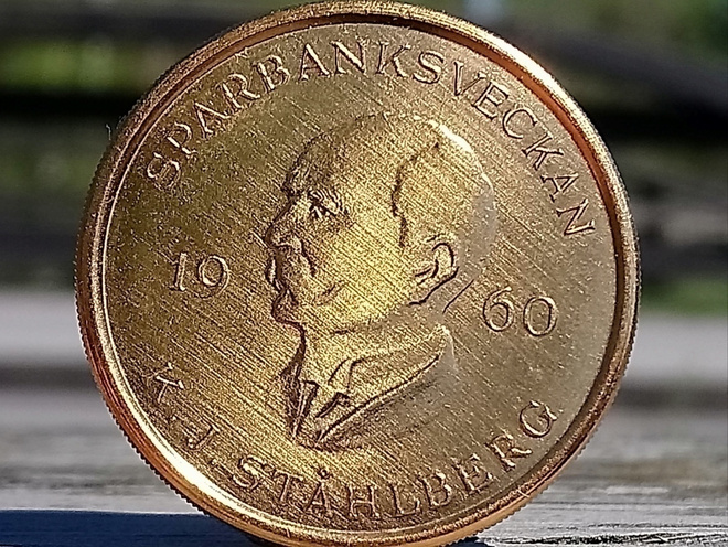 Kullanvärinen K.J.Ståhlberg. Helsingin Sparbanken. Halkaisij