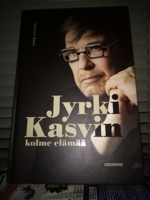 Jyrki J. J. Kasvi : Jyrki Kasvin kolme elämää ( SIS POSTIKUL