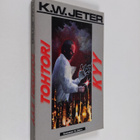K. W. Jeter : Tohtori Kyy - pikkukuva 1