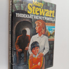 Mary Stewart : Yhdeksät vaunut portilla : jännitysromaani - pikkukuva 1