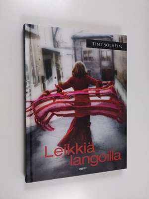 Tine Solheim : Leikkiä langoilla
