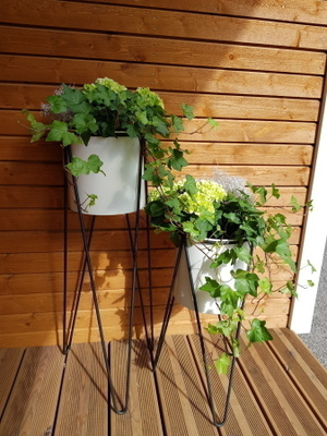Parvekeruukku / Kukkaruukku / Metalli ruukku telineellä 2kpl