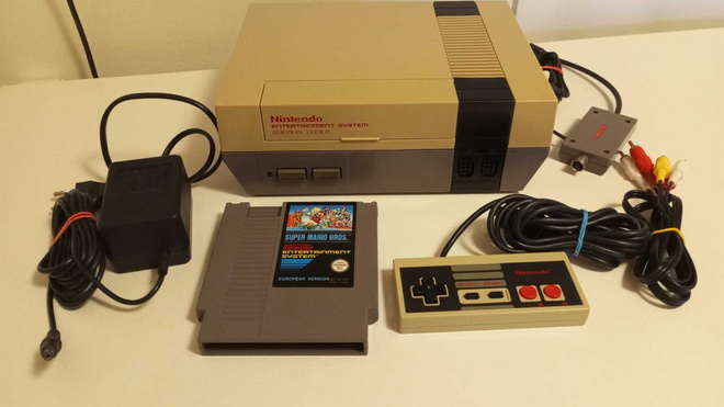 Huollettu Nintendo 8-bit pelikonsoli, ohjain ja Mario peli