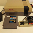 Huollettu Nintendo 8-bit pelikonsoli, ohjain ja Mario peli - pikkukuva 1