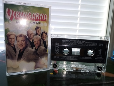 C-KASETTI Vikingarna :  Kramgoa låtar 1998 ( SIS POSTIKULU)