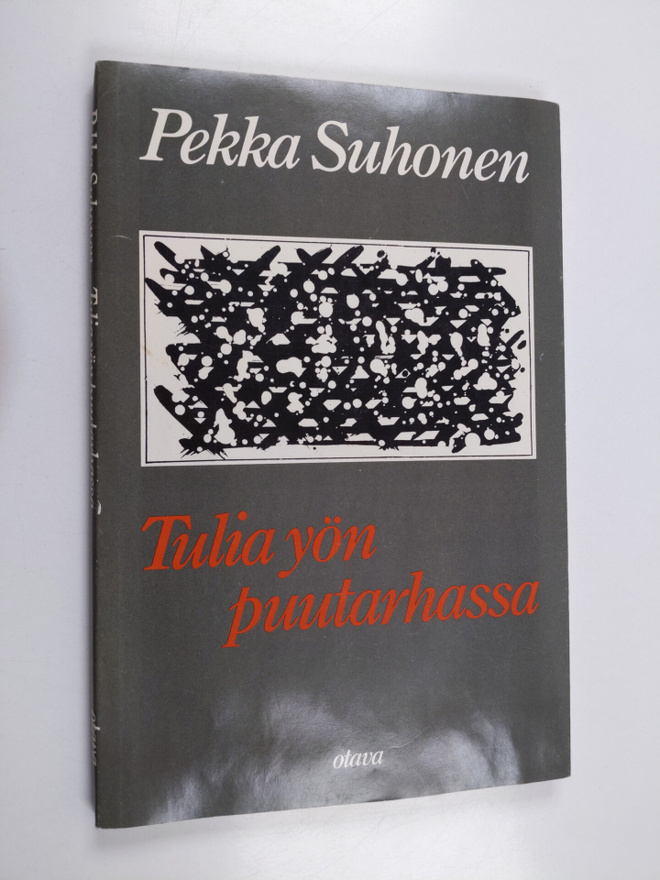 Pekka Suhonen : Tulia yön puutarhassa : runoja