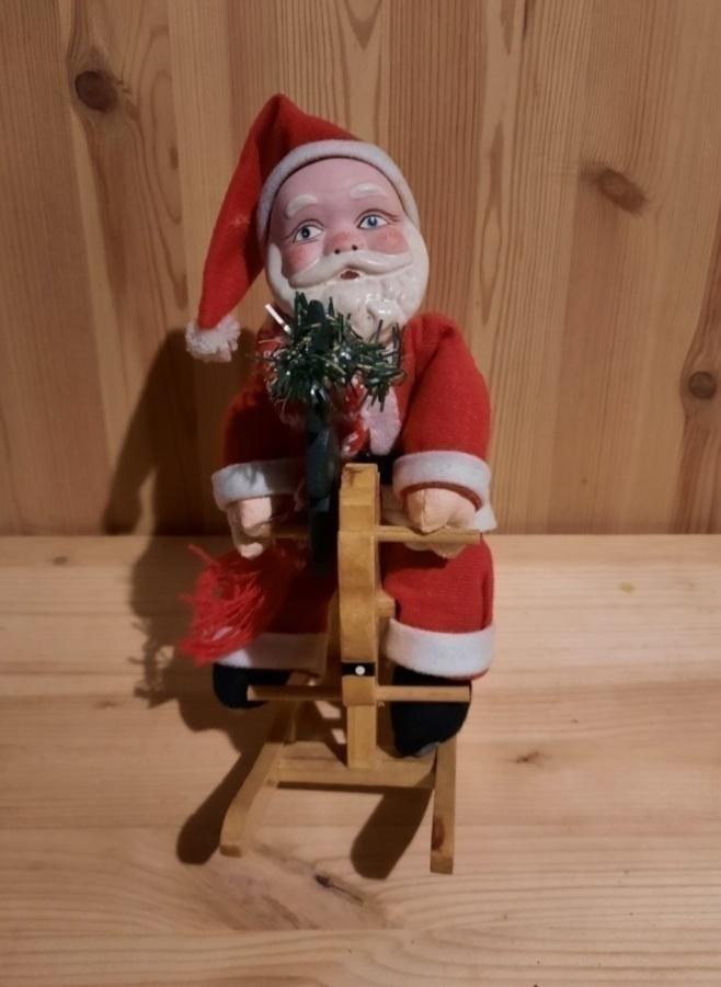 Joulupukki ja keinuhevonen