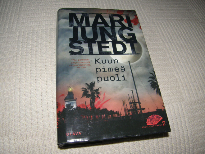Mari Jungstedt Kuun pimeä puoli  -sid