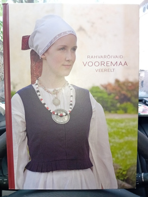 Rahvaroivaid VOOREMAA VEERELT Virolainen kansallispukukirja