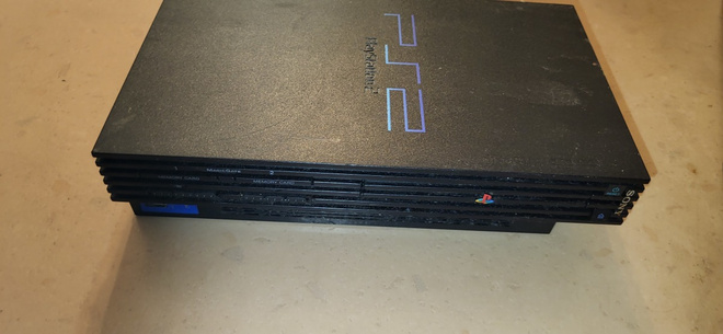 Sony PS2 Model No. SCPH-30004 pelikonsoli (ehkä lukupäävika)