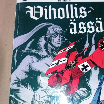 Korkeajännitys esittää : Vihollisässä ( SIS POSTIKULU )