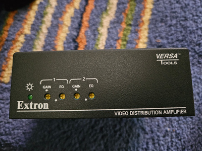 Extron MDA 2VEQ videojakovahvistin + alkuperäinen virtalähde