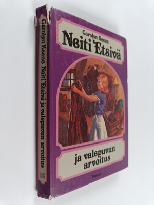 Carolyn Keene : Neiti Etsivä ja valepuvun arvoitus