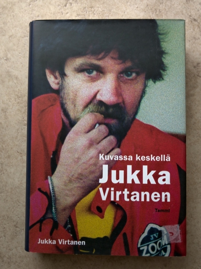 Jukka Virtanen: Kuvassa keskellä Jukka Virtanen, sid.