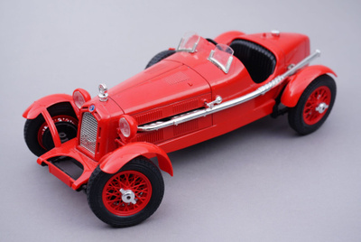 040. Burago 'Alfa Romeo 2300 Monza' pienoismalli.