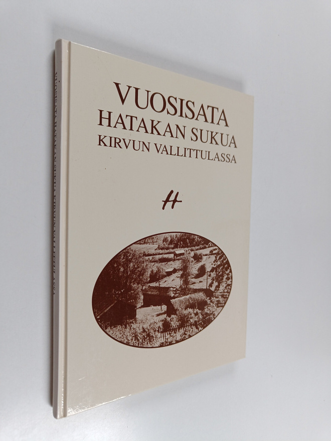 Meeri Näveri : Vuosisata Hatakan sukua Kirvun Vallittulassa