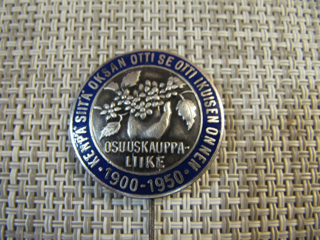 Osuuskauppaliike 1900-1950 rintaneula.Upea vanha 1950.
