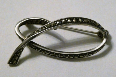 Art Deco hopeinen rintakoru riipus