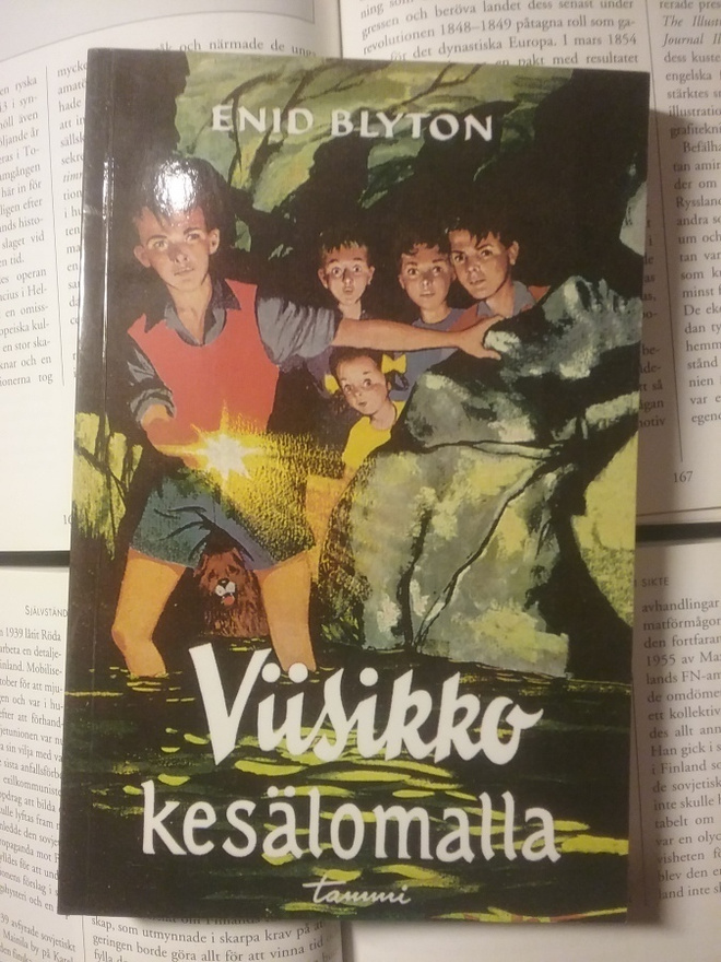 Enid Blyton - Viisikko kesälomalla (nid.)