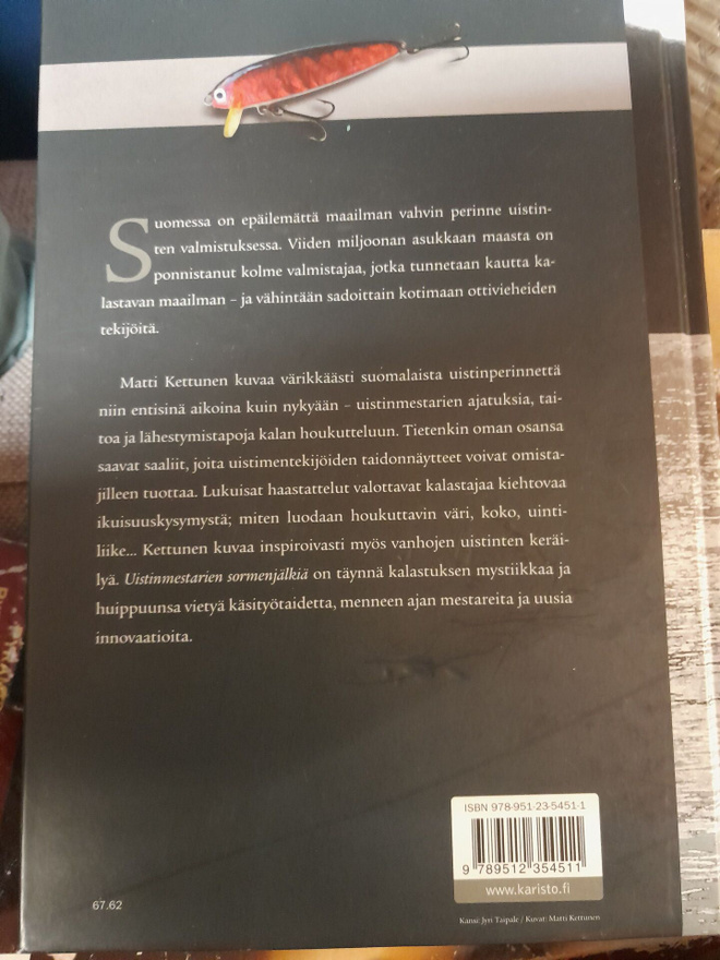 Uistinmestarien sormenjälkiä kirja