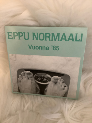 EPPU NORMAALI:VUONNA 85 / KOIRALLA ON KARVOISSAAN KIRPPUJA