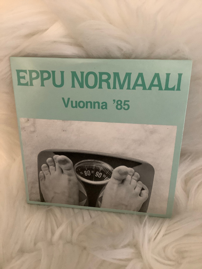 EPPU NORMAALI:VUONNA 85 / KOIRALLA ON KARVOISSAAN KIRPPUJA