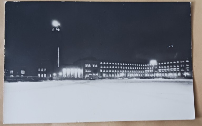 Helsinki, Rautatieasema juhlavalaistuksessa, vkpk, p. 1943