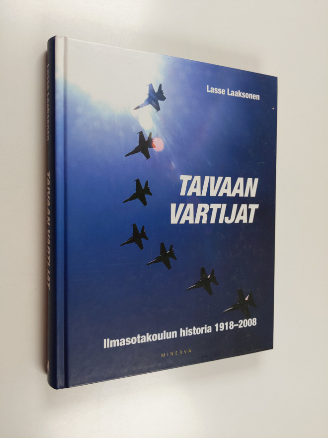 Lasse Laaksonen : Taivaan vartijat : Ilmasotakoulun histo...