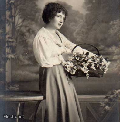 NAINEN / Tumma tyttö ja kaunis orvokkikori. 1900-l.