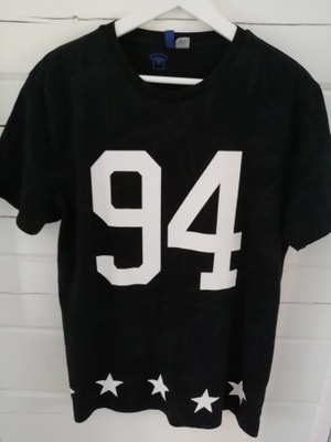 Divided musta t-paita 94 kokoa M