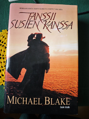 Michael Blake Tanssii susien kanssa sidottu kovakantinen