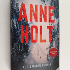 Anne Holt : Kuolematon kunnia - pikkukuva 1
