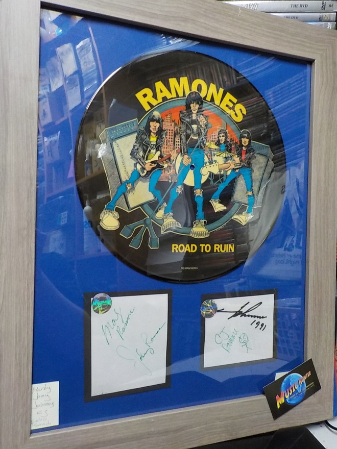 RAMONES TAULU KOKO BÄNDIN NIMMAREILLA