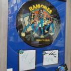 RAMONES TAULU KOKO BÄNDIN NIMMAREILLA - pikkukuva 1