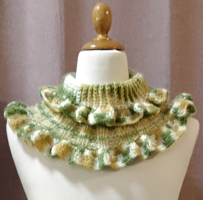 Alina´s Handmade käsityö kauluri valkoinen, keltain vihreä,