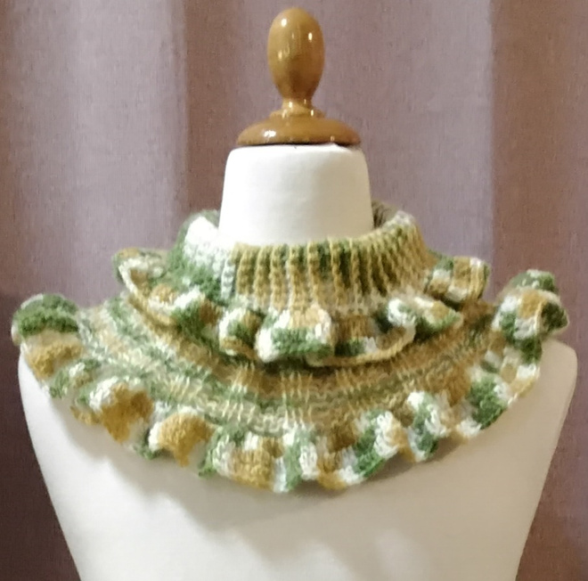 Alina´s Handmade käsityö kauluri valkoinen, keltain vihreä,