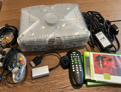 Xbox Crystal konsoli + 2 ohjainta + 2 peliä + muuta