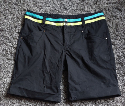 Naisten mustat shortsit koko 40