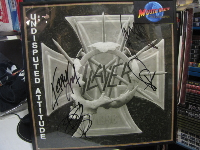 SLAYER UNDISPUTED ATTITUDE TAULU KOKO BÄNDIN NIMMAREILLA !