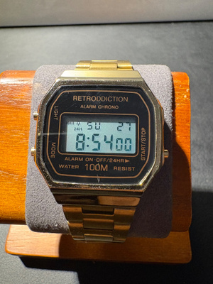 RETRODDICTION SF-1120 – digitaalinen retrokello, kullanvärin