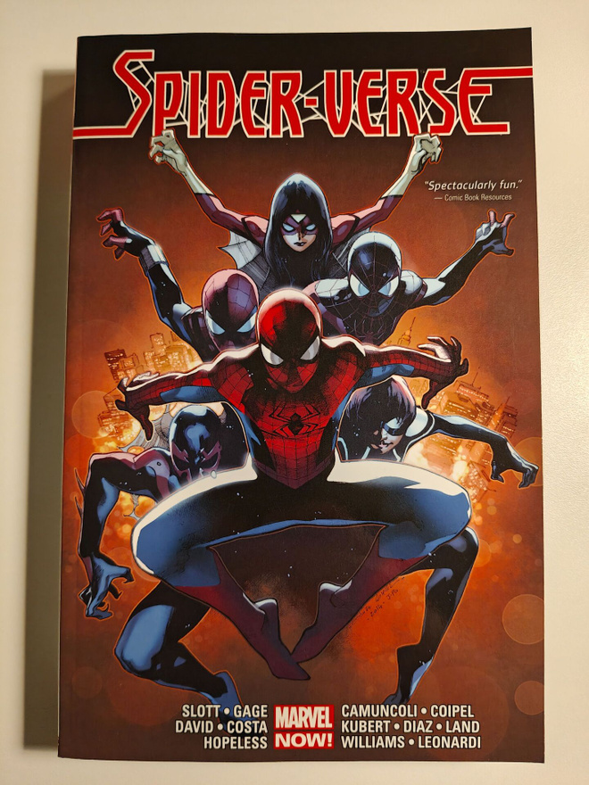 Marvel Spider-verse sarjakuvakokoelmakirja