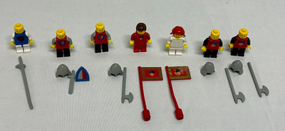 Lego Classic castle figuureita ja lippuja