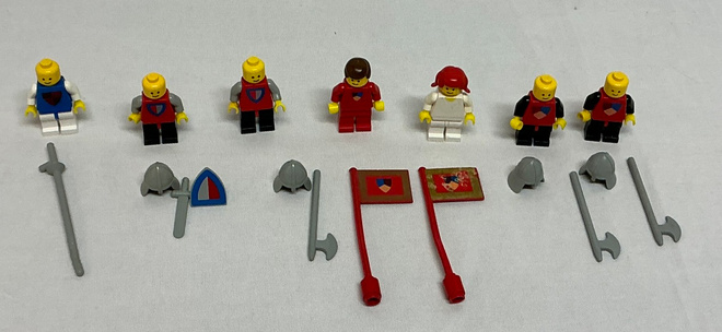 Lego Classic castle figuureita ja lippuja